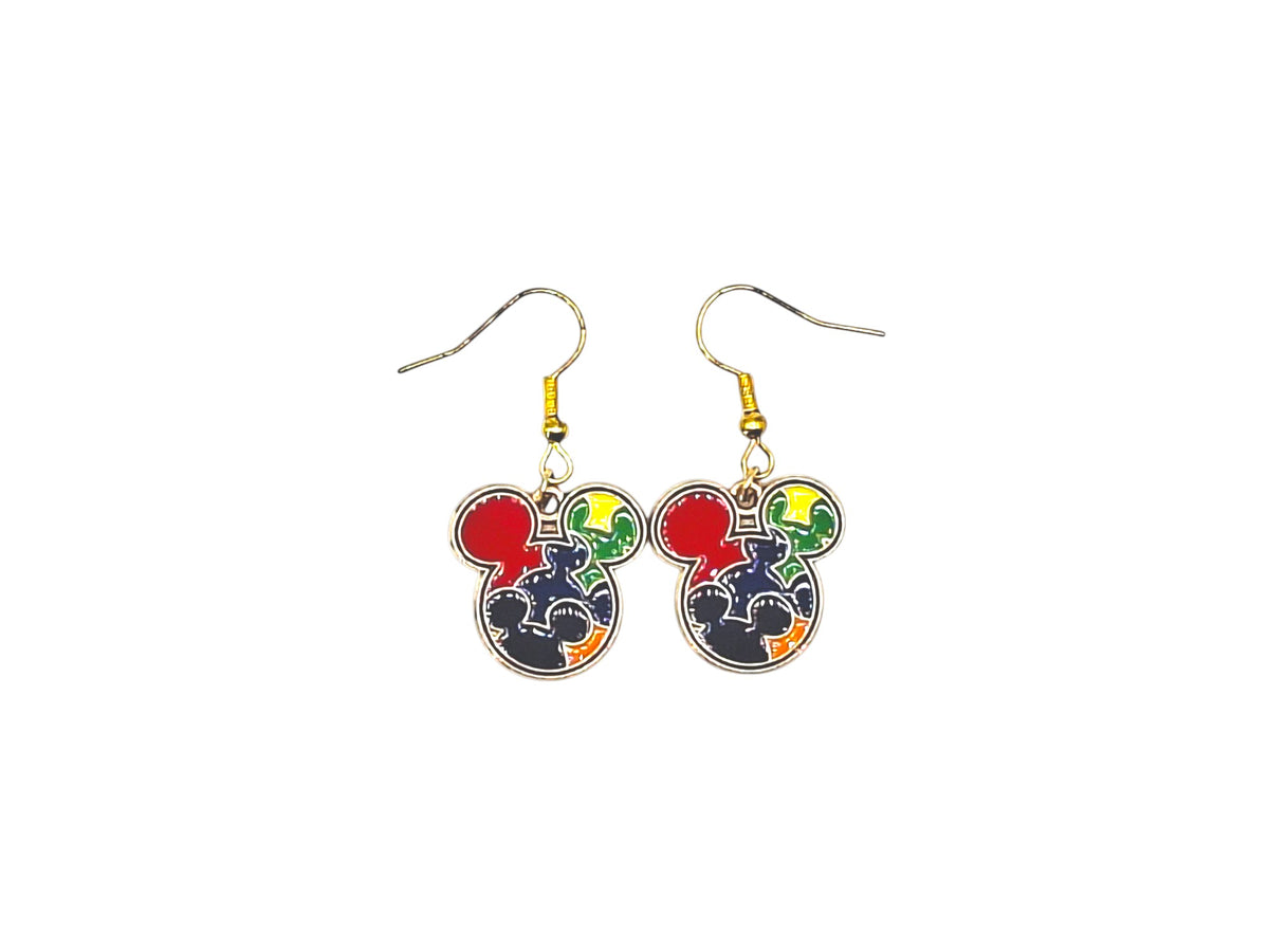 Boucles d’oreilles Mickey puzzle multicolore avec crochets dorés sur fond blanc