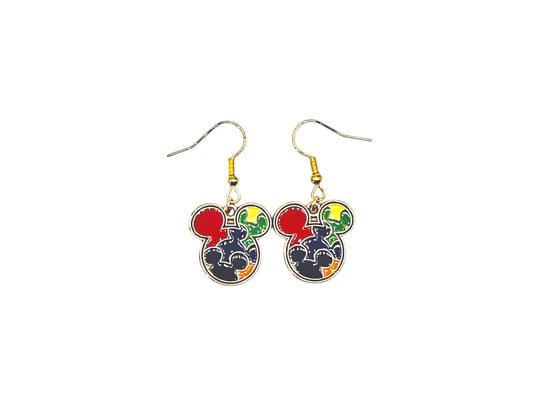 Boucles d’oreilles Mickey puzzle multicolore avec crochets dorés sur fond blanc