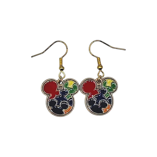 Boucles d’oreilles Mickey motif puzzle multicolore sur fond blanc