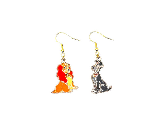 Boucles d’oreilles dépareillées Belle et Clochard avec crochets dorés sur fond blanc