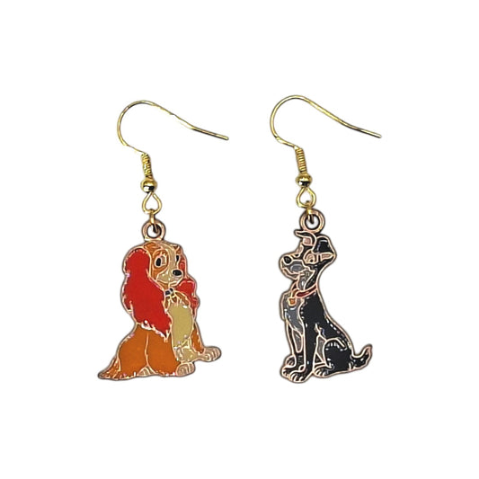 Boucles d’oreilles Belle et Clochard en duo sur fond blanc