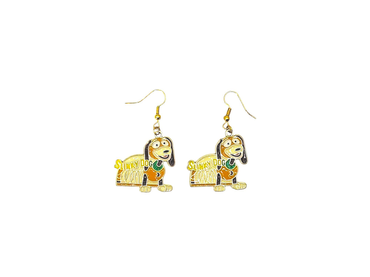 Boucles d’oreilles Slinky Dog chien ressort de Toy Story avec crochets dorés sur fond blanc