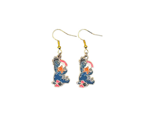 Boucles d’oreilles Bourriquet avec petite fleur colorée et crochets dorés sur fond blanc