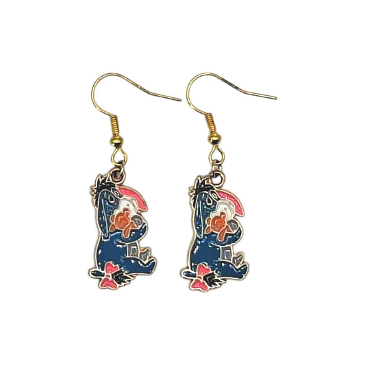 Boucles d’oreilles Bourriquet avec fleur sur fond blanc