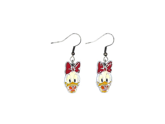 Boucles d’oreilles Daisy Duck avec nœud rouge et crochets noirs sur fond blanc
