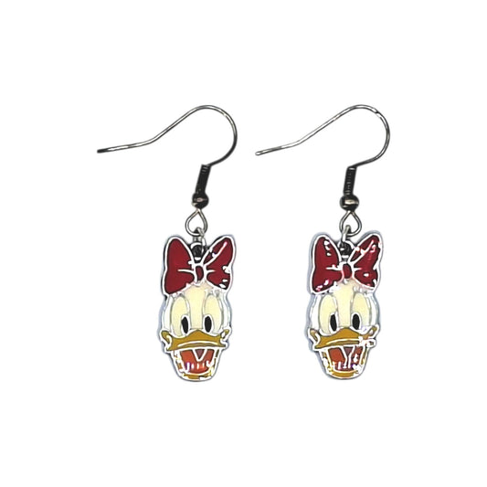 Boucles d’oreilles Daisy Duck avec nœud rouge sur fond blanc