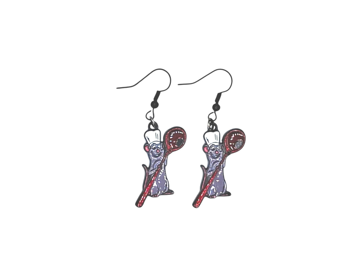 Boucles d’oreilles Rémy de Ratatouille avec cuillère et crochets noirs sur fond blanc