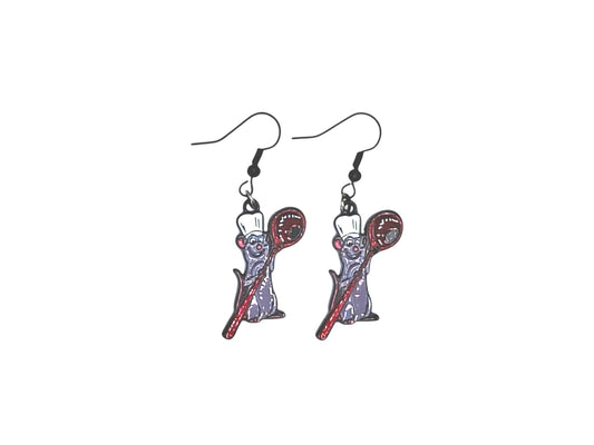 Boucles d’oreilles Rémy de Ratatouille avec cuillère et crochets noirs sur fond blanc