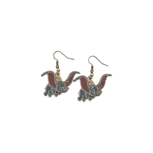 Boucles d’oreilles Dumbo aux grandes oreilles sur fond blanc