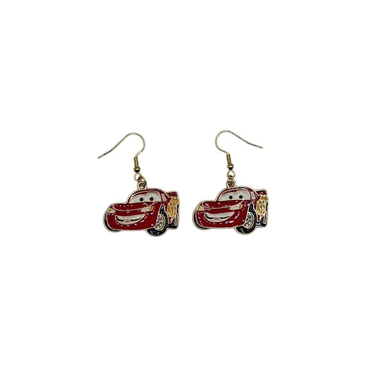 Boucles d’oreilles Flash McQueen rouges sur fond blanc