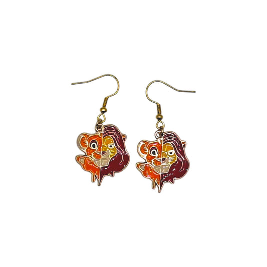 Boucles d’oreilles Simba lionceau et adulte sur fond blanc