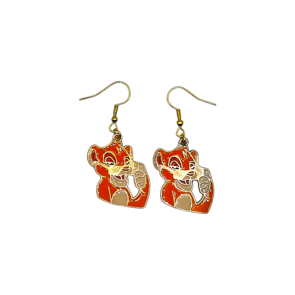 Boucles d’oreilles Simba lionceau souriant sur fond blanc