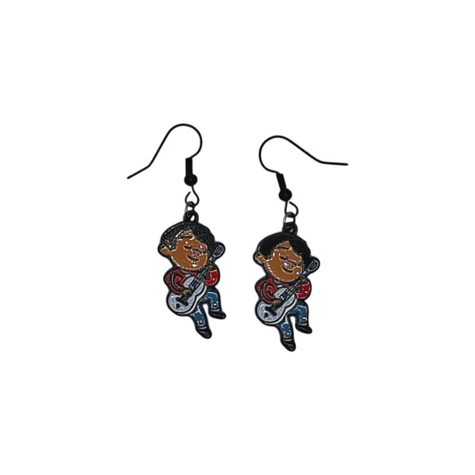 Boucles d’oreilles Miguel de Coco avec guitare sur fond blanc