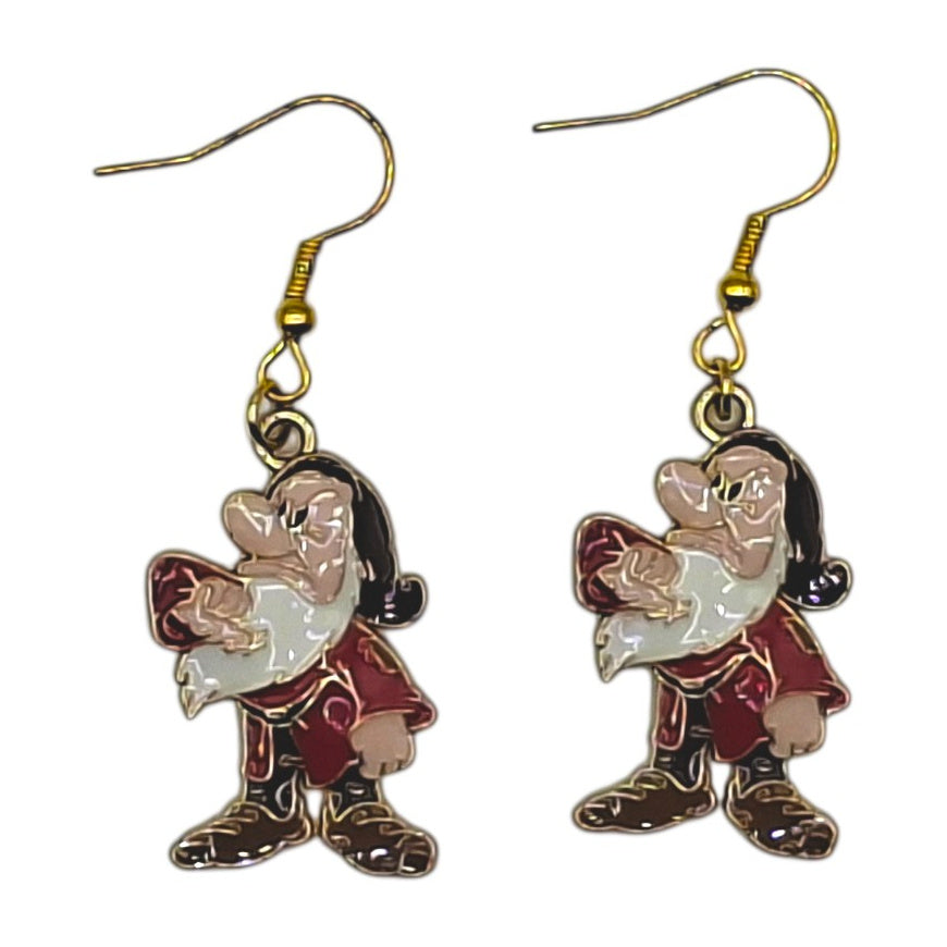 Boucles d’oreilles Grincheux inspirées de Blanche-Neige et les Sept Nains sur fond blanc