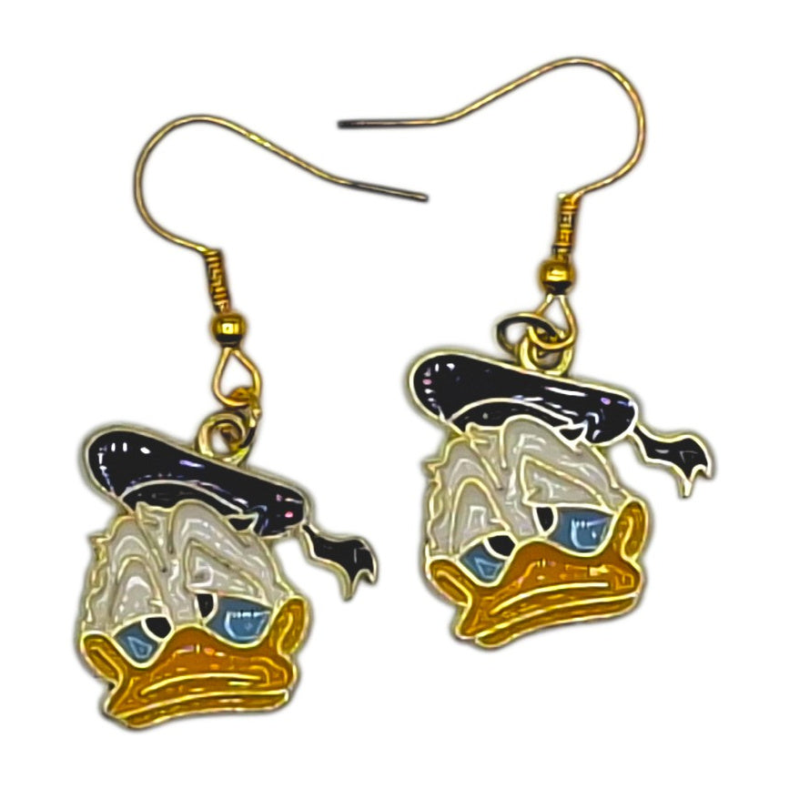 Boucles d’oreilles Donald Duck avec bonnet marin sur fond blanc