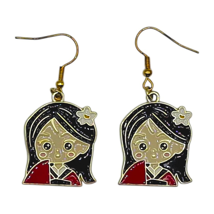 Boucles d’oreilles Mulan en portrait chibi avec fleur sur fond blanc