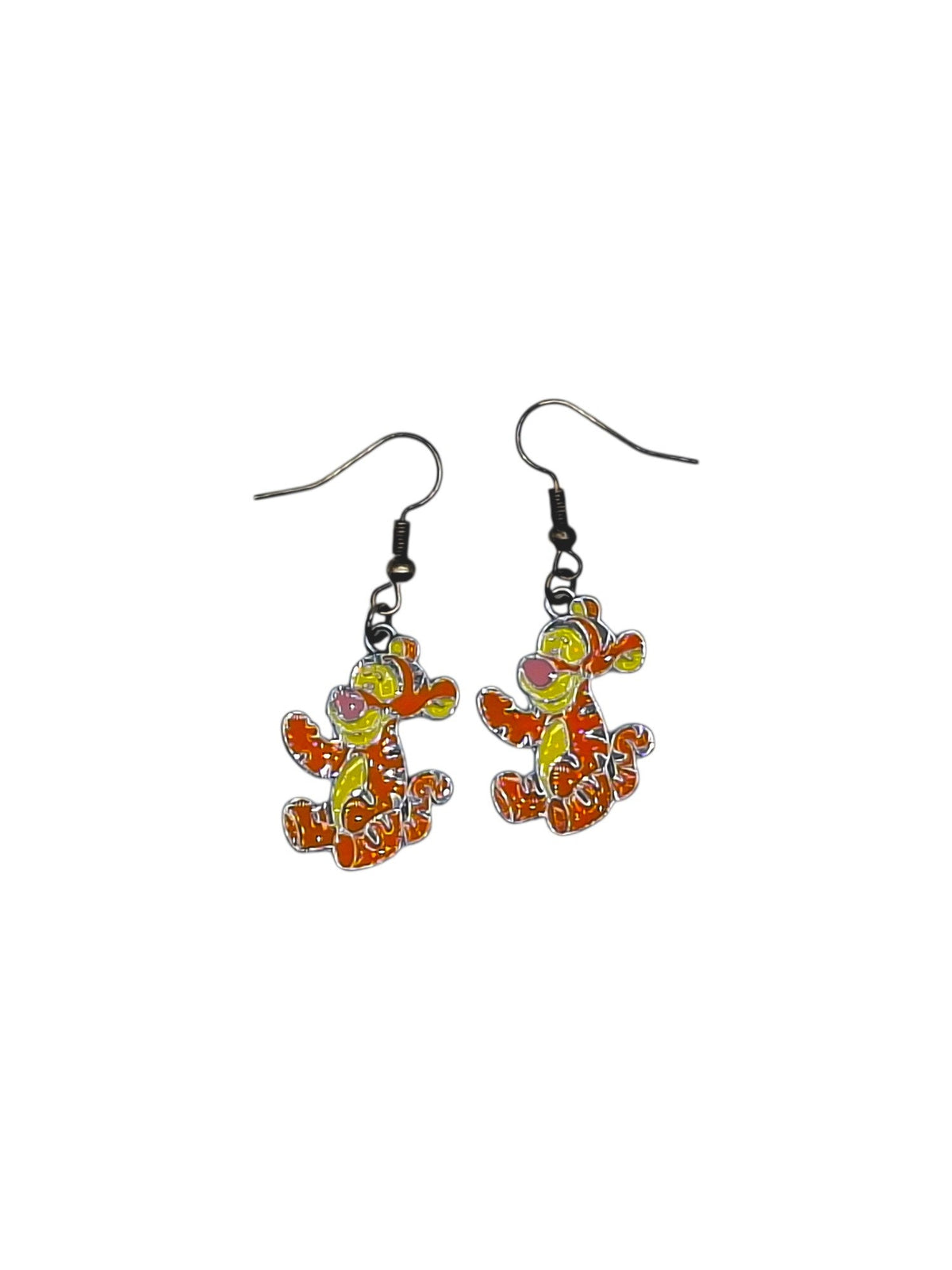 Boucles d’oreilles Tigrou inspirées de Winnie l’Ourson, pose joyeuse, sur fond blanc