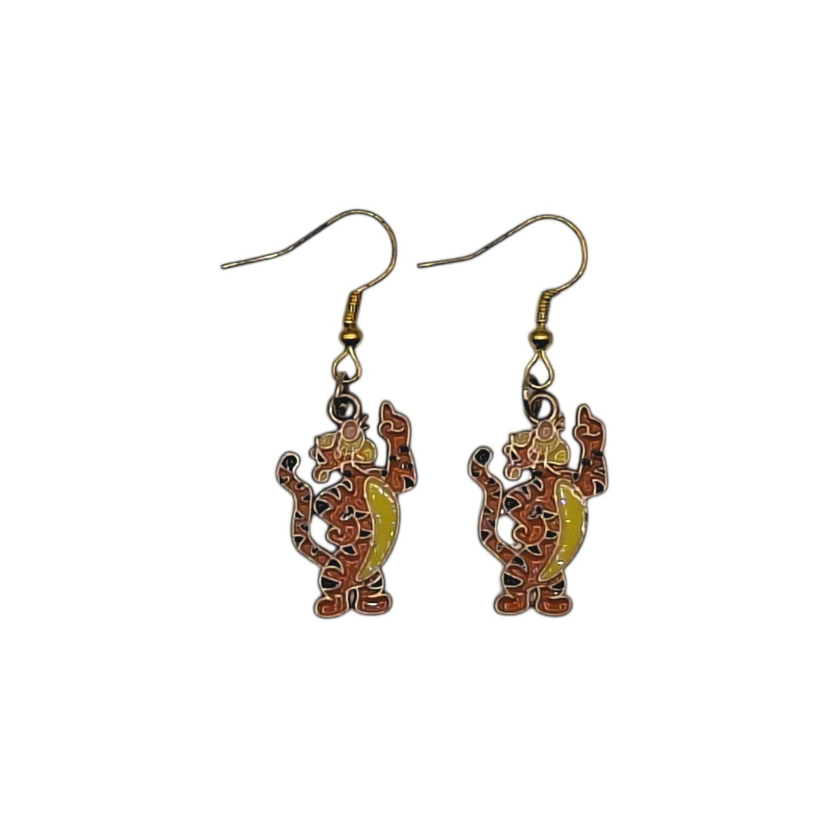 Boucles d’oreilles Tigrou inspirées de Winnie l’Ourson, pose espiègle, sur fond blanc