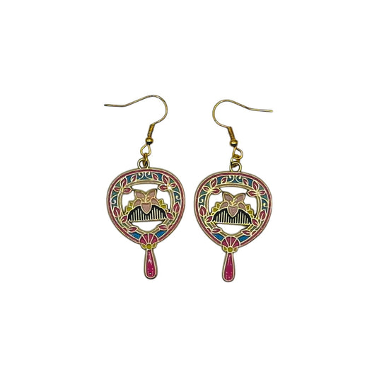 Boucles d’oreilles Mulan, miroir avec peigne noir et fleur rose, sur fond blanc
