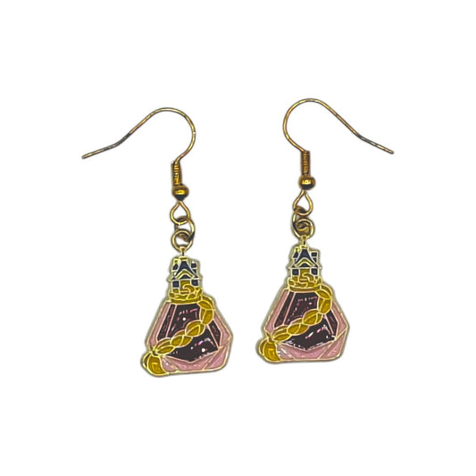 Boucles d’oreilles Raiponce, flacon rose orné d’une longue tresse dorée, sur fond blanc