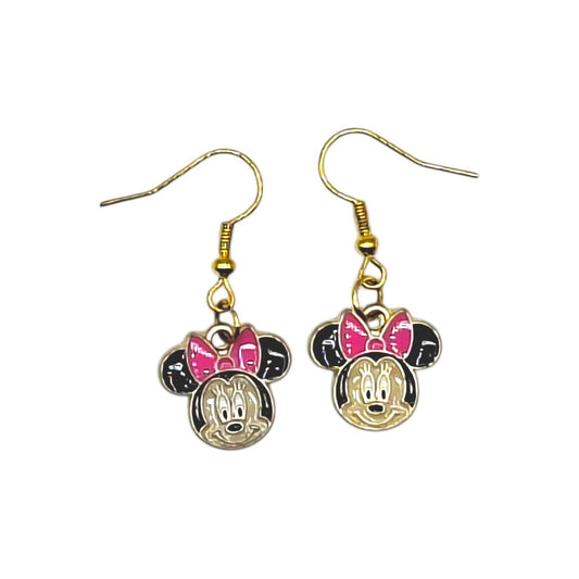 Boucles d’oreilles Minnie en tenue rose, pendentifs émaillés sur fond blanc