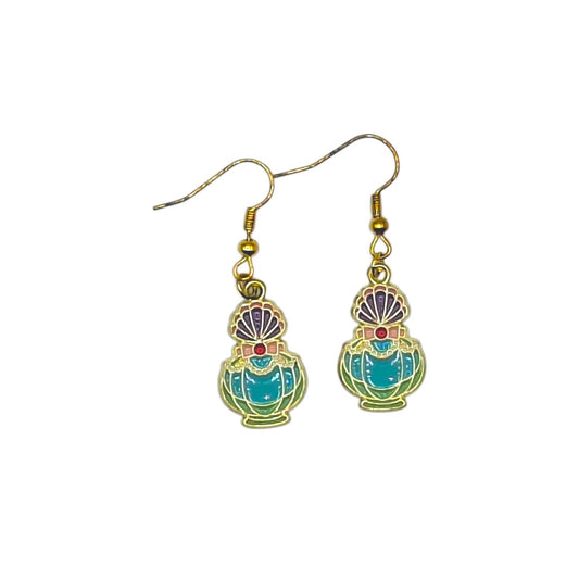 Boucles d’oreilles inspirées d’Ariel, flacon turquoise avec coquillage violet, sur fond blanc