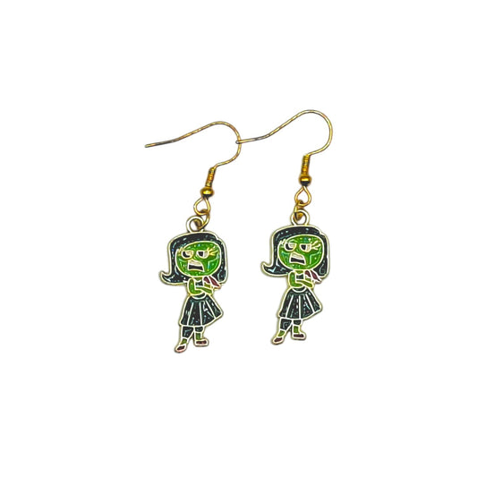 Boucles d’oreilles Dégoût inspirées de Vice-Versa, personnage vert en robe sombre, sur fond blanc