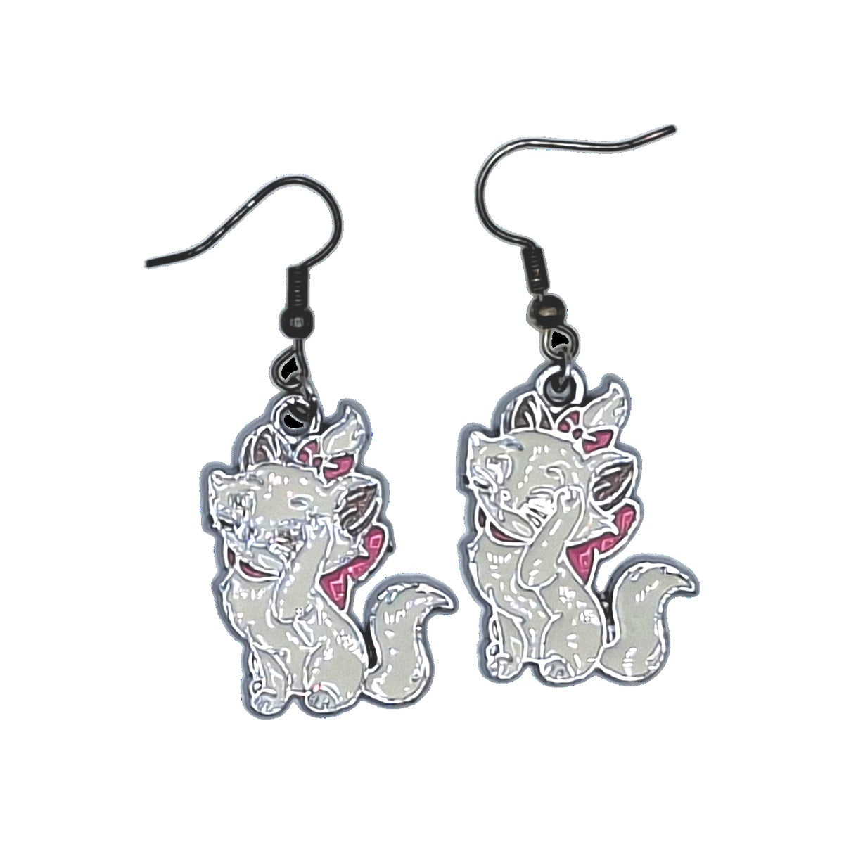 Boucles d’oreilles Marie inspirées des Aristochats en pose coquette, crochets noirs, sur fond blanc