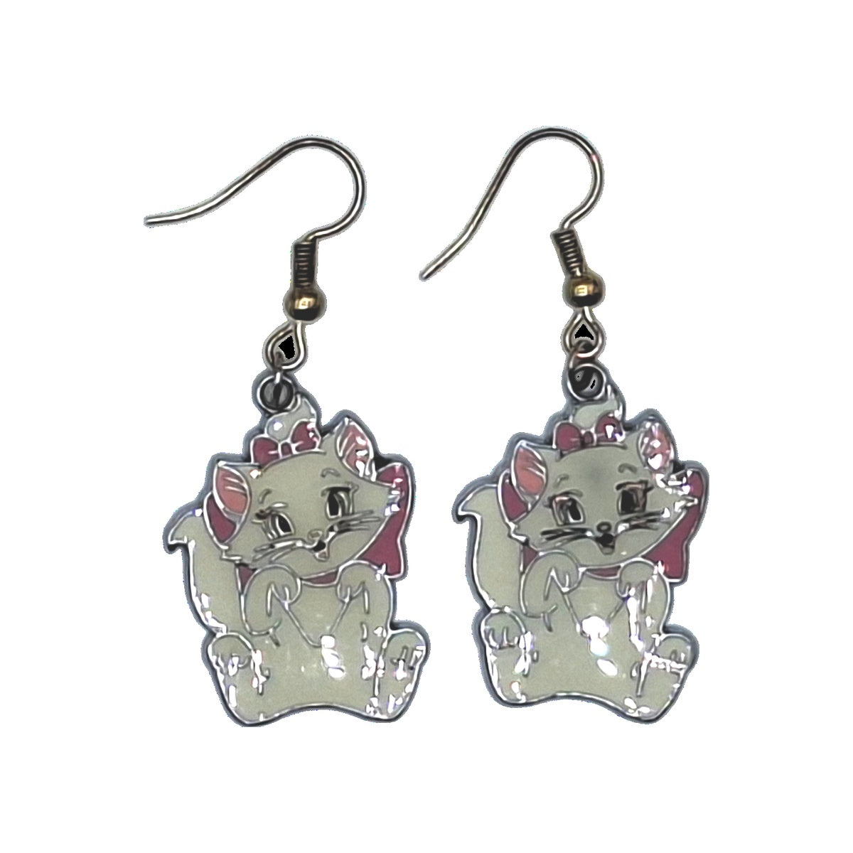 Boucles d’oreilles Marie inspirées des Aristochats assise avec nœud rose, crochets noirs, sur fond blanc