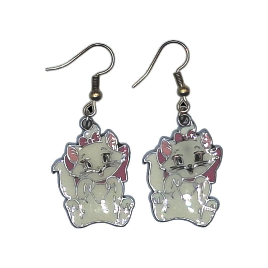 Boucles d’oreilles Marie inspirées des Aristochats assise avec nœud rose, crochets noirs, sur fond blanc