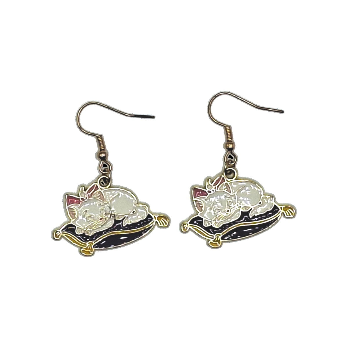 Boucles d’oreilles Marie inspirées des Aristochats endormie sur un coussin, crochets argentés, sur fond blanc