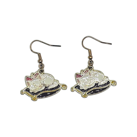 Boucles d’oreilles Marie inspirées des Aristochats endormie sur un coussin, crochets argentés, sur fond blanc