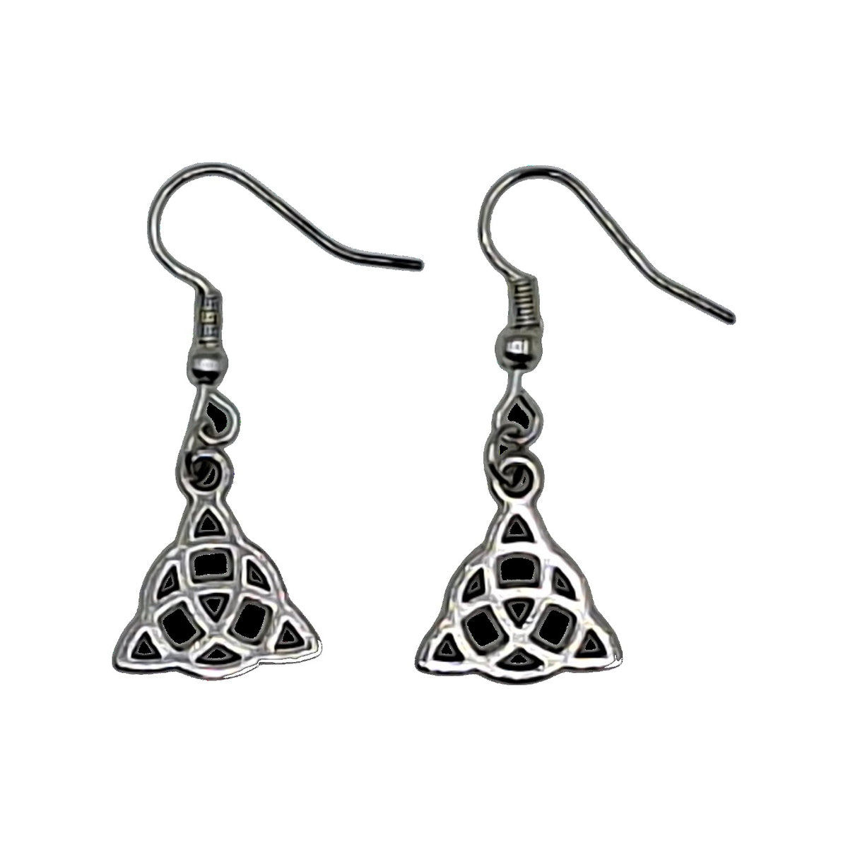 Boucles d’oreilles triquetra argentées inspirées du symbole du Pouvoir des Trois, avec crochets noirs, sur fond blanc
