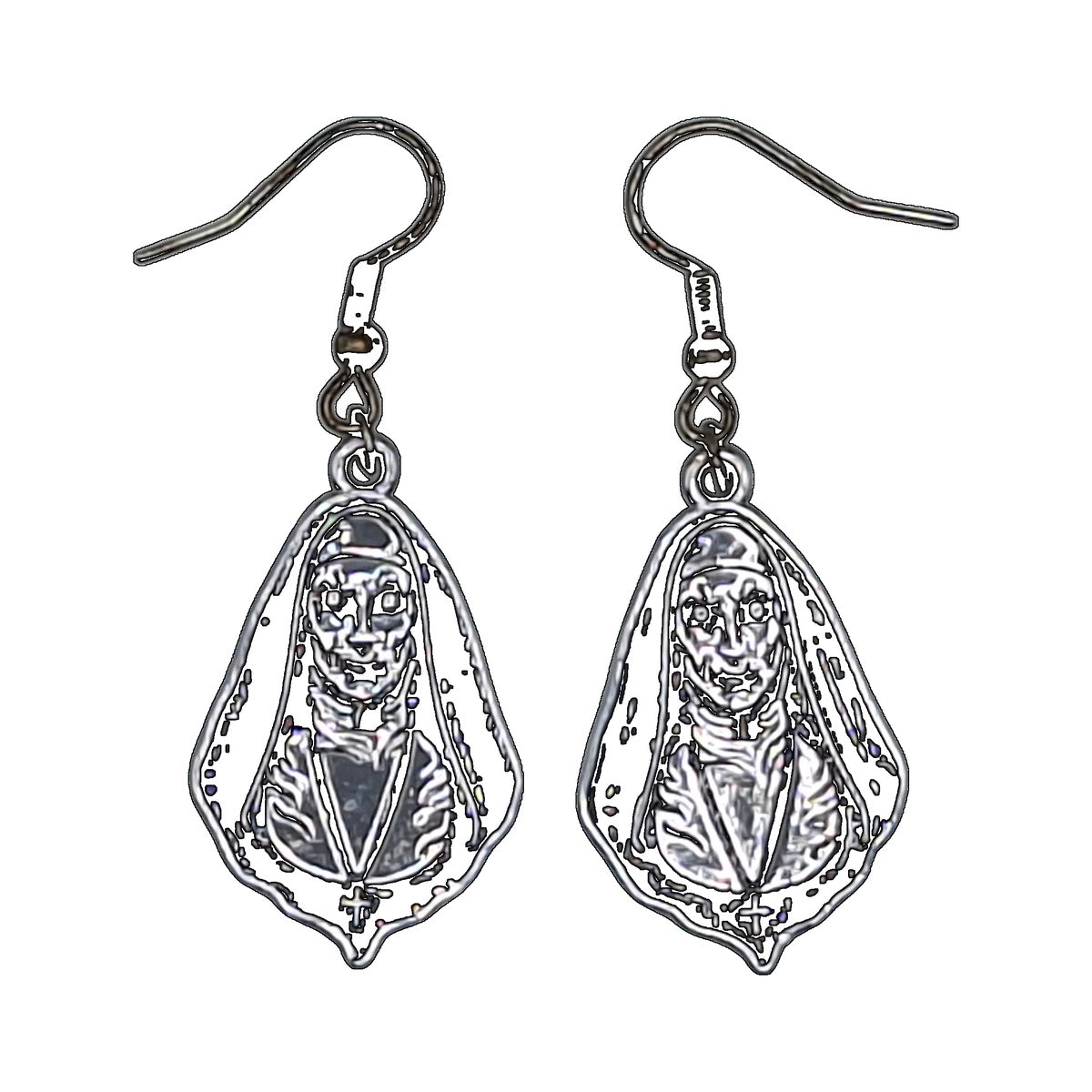 Boucles d’oreilles Valak inspirées de The Nun, visage de nonne en métal argenté et crochets argentés, sur fond blanc