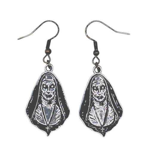 Boucles d’oreilles Valak La Nonne inspirées de The Nun, pendentifs argentés et noirs, crochets argentés, fond blanc