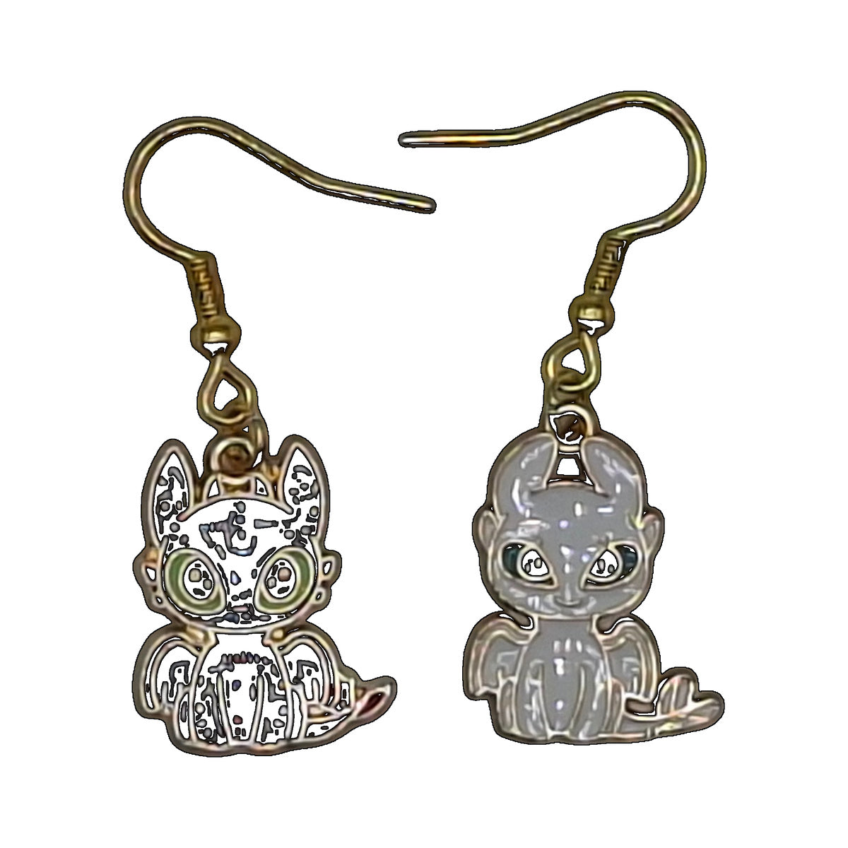 Boucles d’oreilles Krokmou et Furie Blanche inspirées de Dragons, duo chibi noir et blanc avec crochets dorés, sur fond blanc