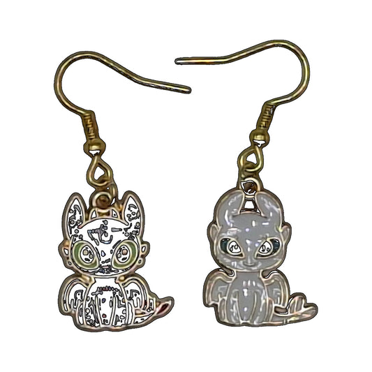 Boucles d’oreilles Krokmou et Furie Blanche inspirées de Dragons, duo chibi noir et blanc avec crochets dorés, sur fond blanc