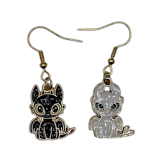 Boucles d’oreilles Krokmou et Furie Blanche, duo chibi inspiré de Dragons, crochets dorés, fond blanc