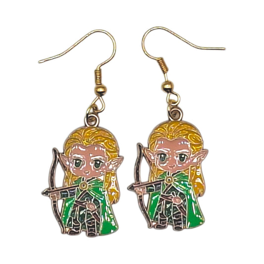 Boucles d’oreilles Legolas inspirées du Seigneur des Anneaux, elfe blond avec arc et cape verte, crochets dorés, sur fond blanc