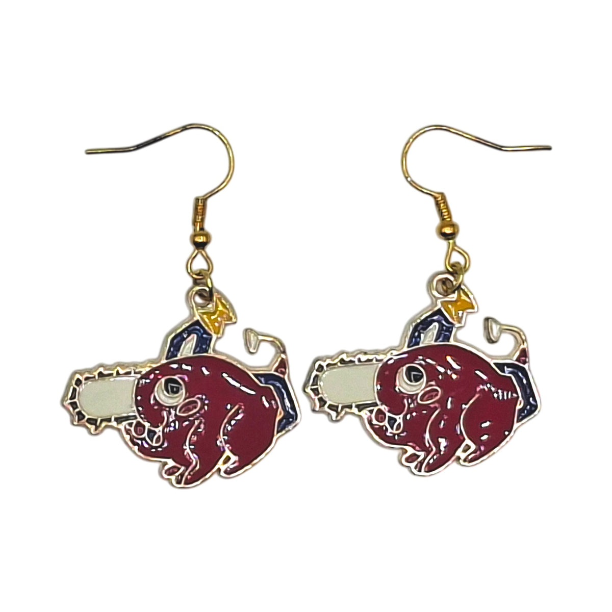 Boucles d’oreilles Pochita inspirées de Chainsaw Man, créature rouge avec tronçonneuse et détails bleus, crochets dorés, sur fond blanc