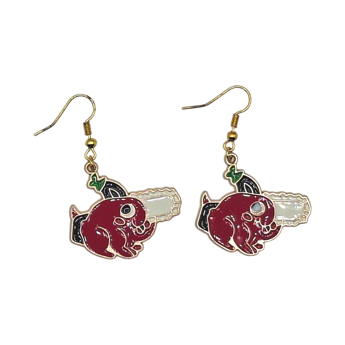 Boucles d’oreilles Pochita inspirées de Chainsaw Man, créature rouge avec tronçonneuse et détails verts, crochets dorés, sur fond blanc