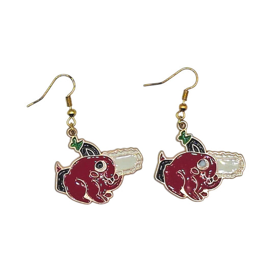 Boucles d’oreilles Pochita inspirées de Chainsaw Man, créature rouge avec tronçonneuse et détails verts, crochets dorés, sur fond blanc