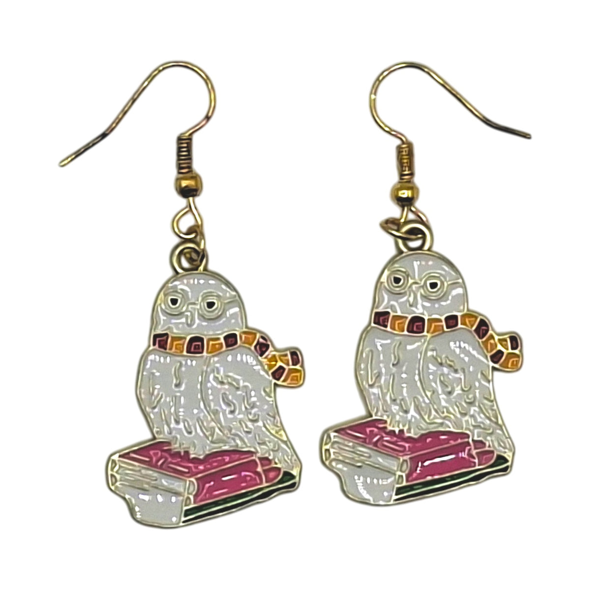Boucles d’oreilles Hedwige inspirées de Harry Potter, chouette blanche sur des livres avec écharpe, crochets dorés, sur fond blanc