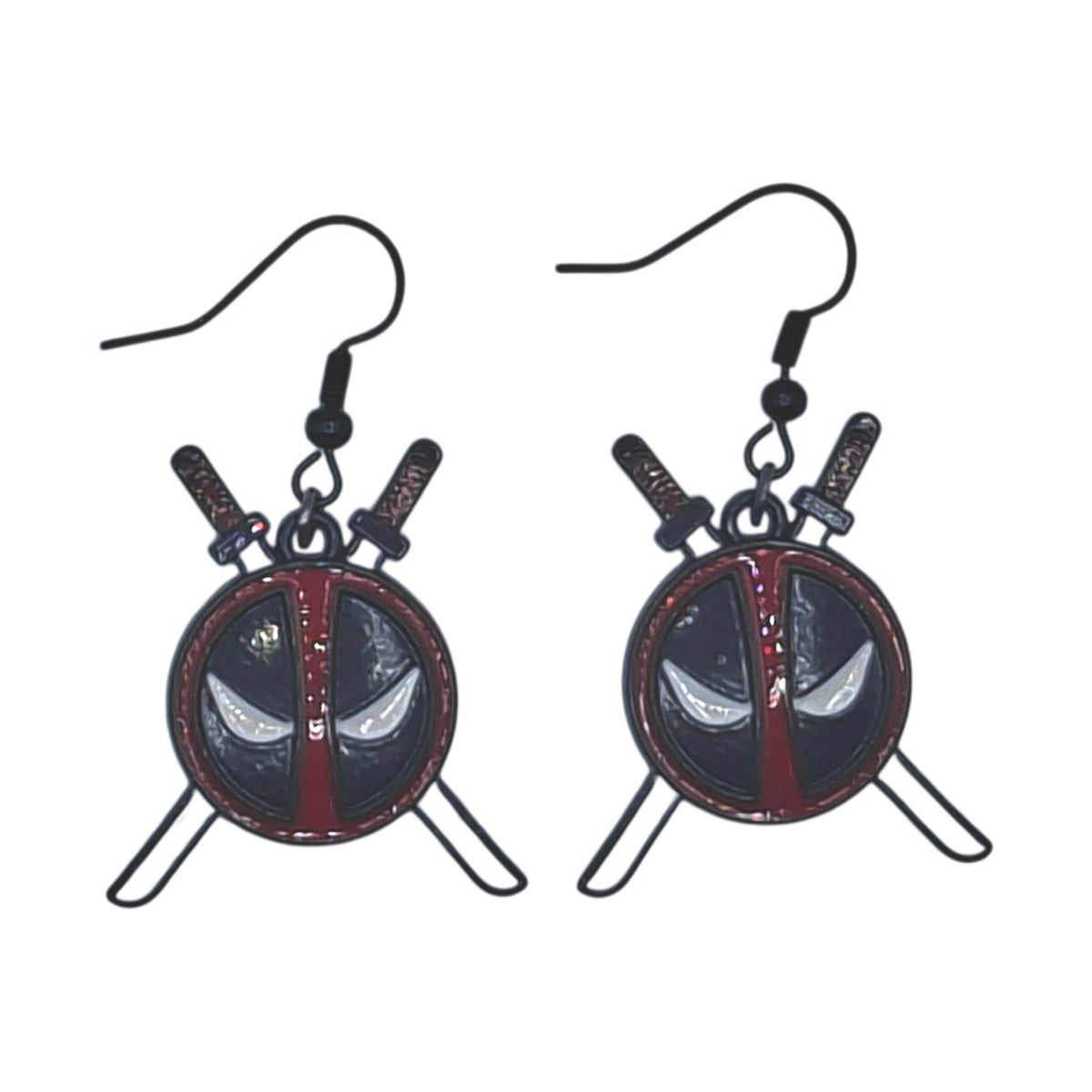 Deadpool-oorbellen met rond rood-zwart logo en gekruiste katana’s, zilverkleurige haken, op witte achtergrond