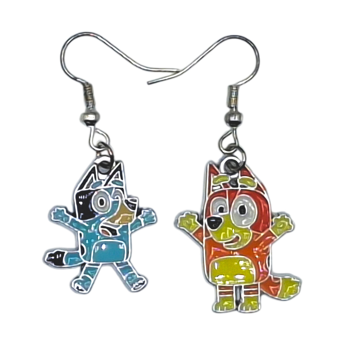 Bluey- en Bingo-oorbellen als ongelijk duo, blauwe en oranje figuren met zilverkleurige haken, op witte achtergrond