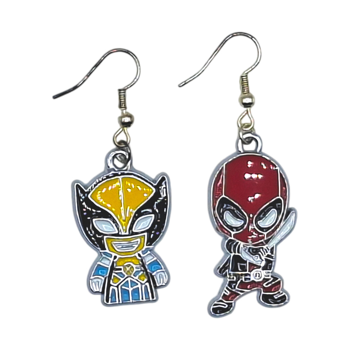 Deadpool-und-Wolverine-Ohrringe als ungleiches Chibi-Duo mit silberfarbenen Haken auf weißem Hintergrund