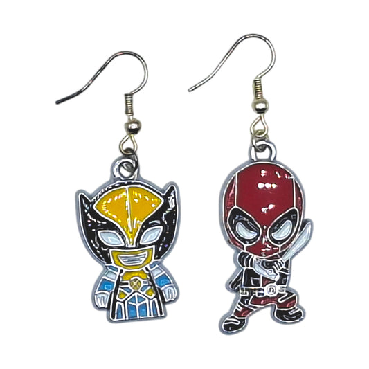 Boucles d’oreilles Deadpool et Wolverine en duo chibi dépareillé, crochets argentés, sur fond blanc