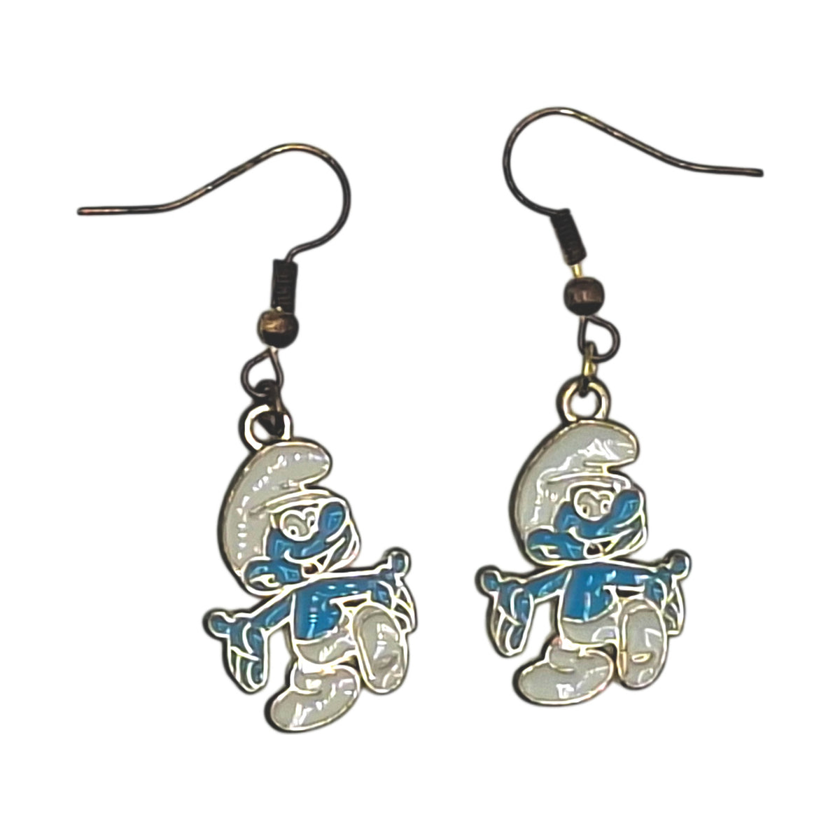 Boucles d’oreilles Schtroumpf en pose assise avec bonnet blanc et crochets noirs, sur fond blanc