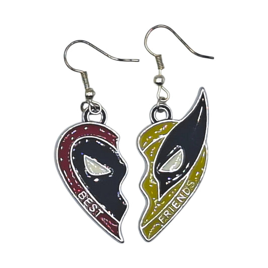 Boucles d’oreilles Deadpool et Wolverine en cœur brisé Best Friends rouge et jaune, crochets argentés, sur fond blanc