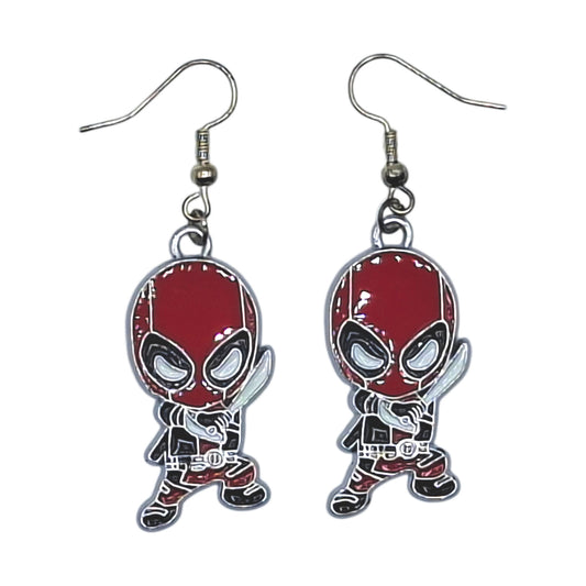 Boucles d’oreilles Deadpool en version chibi avec katanas, crochets argentés, sur fond blanc